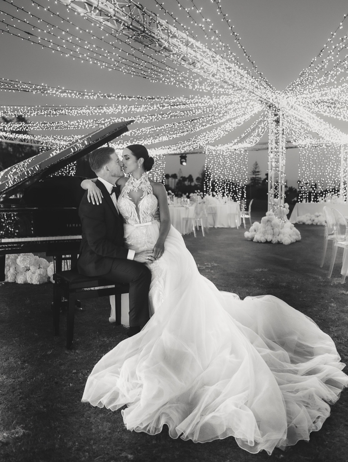 Pareja de novios en un momento emotivo, fotografía de Pablo Varela