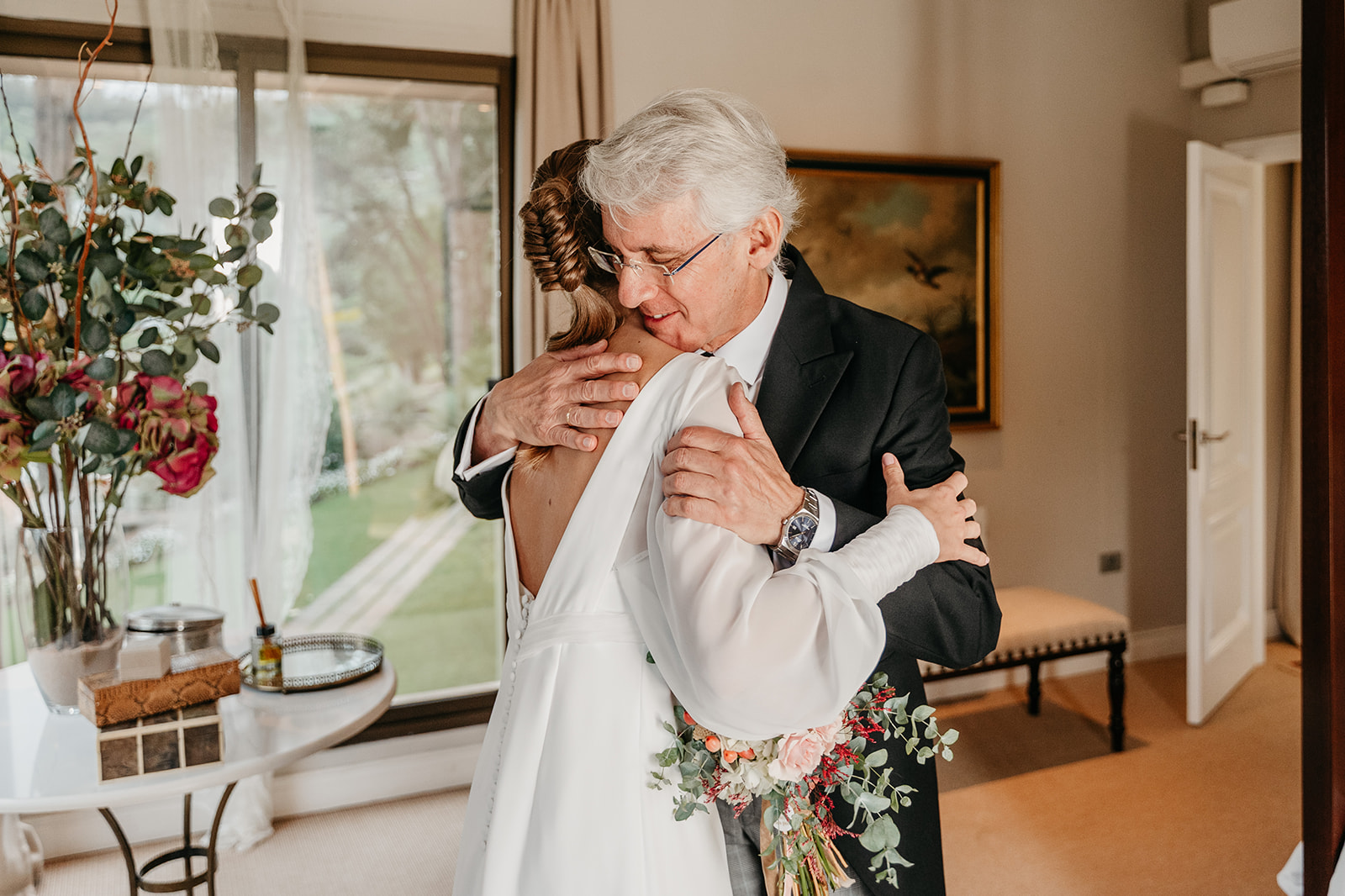 Pareja de novios en un momento emotivo, fotografía de Pablo Varela