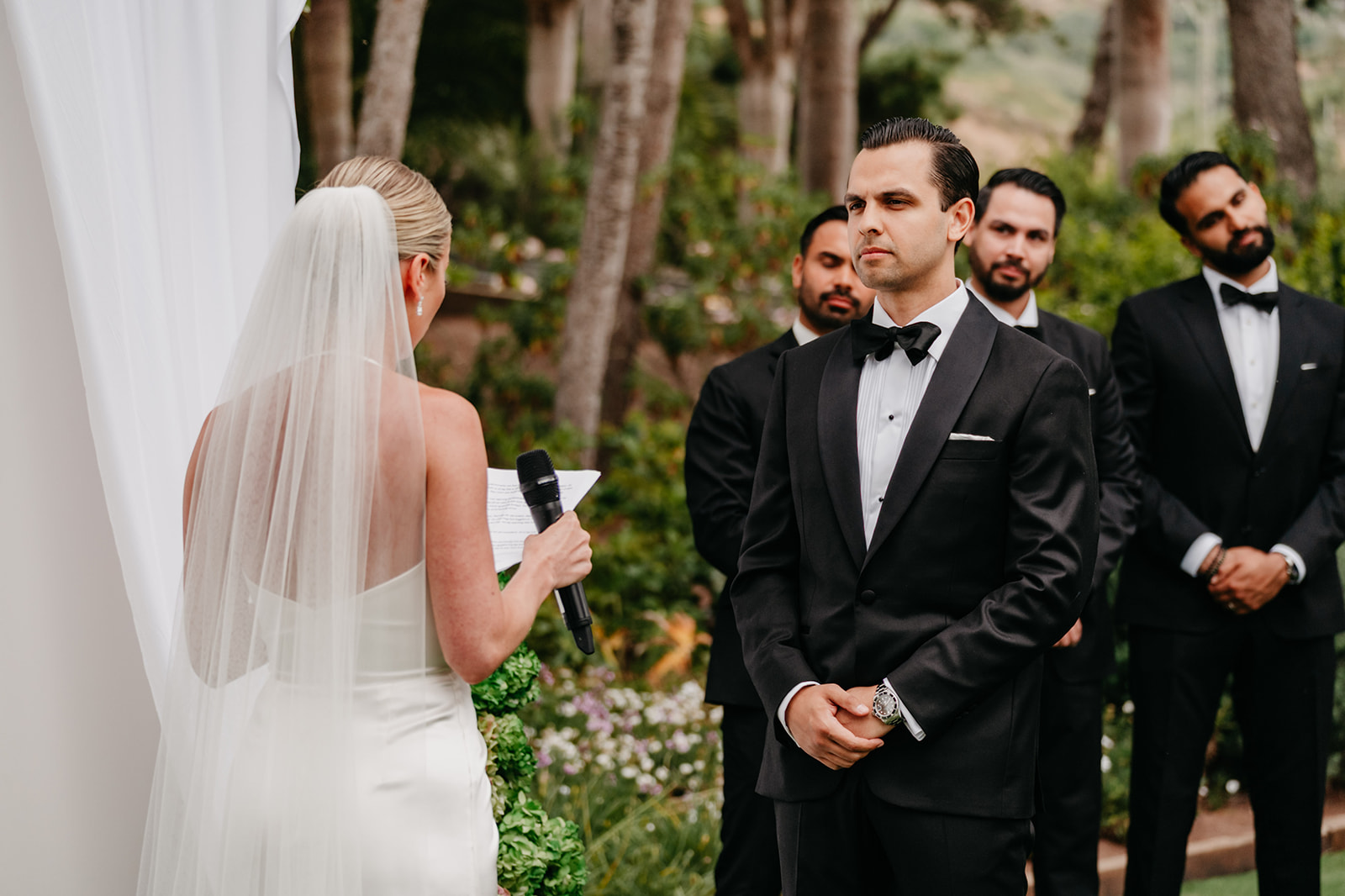 Novios fotografiados con elegancia por Pablo Varela