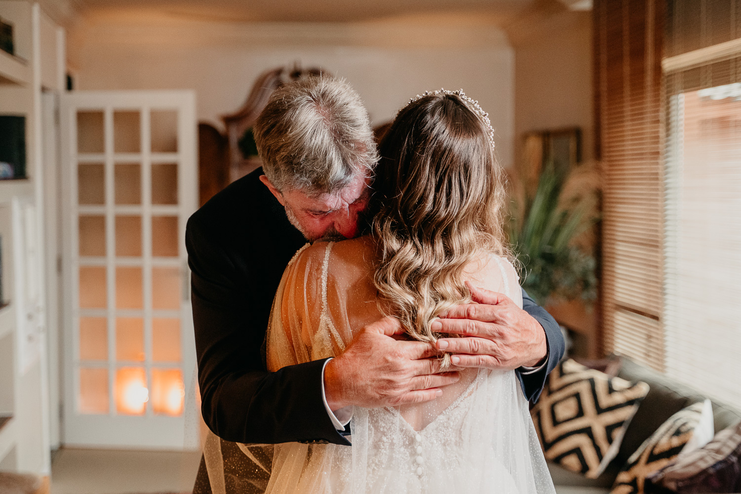 Pareja de novios en un momento emotivo, fotografía de Pablo Varela