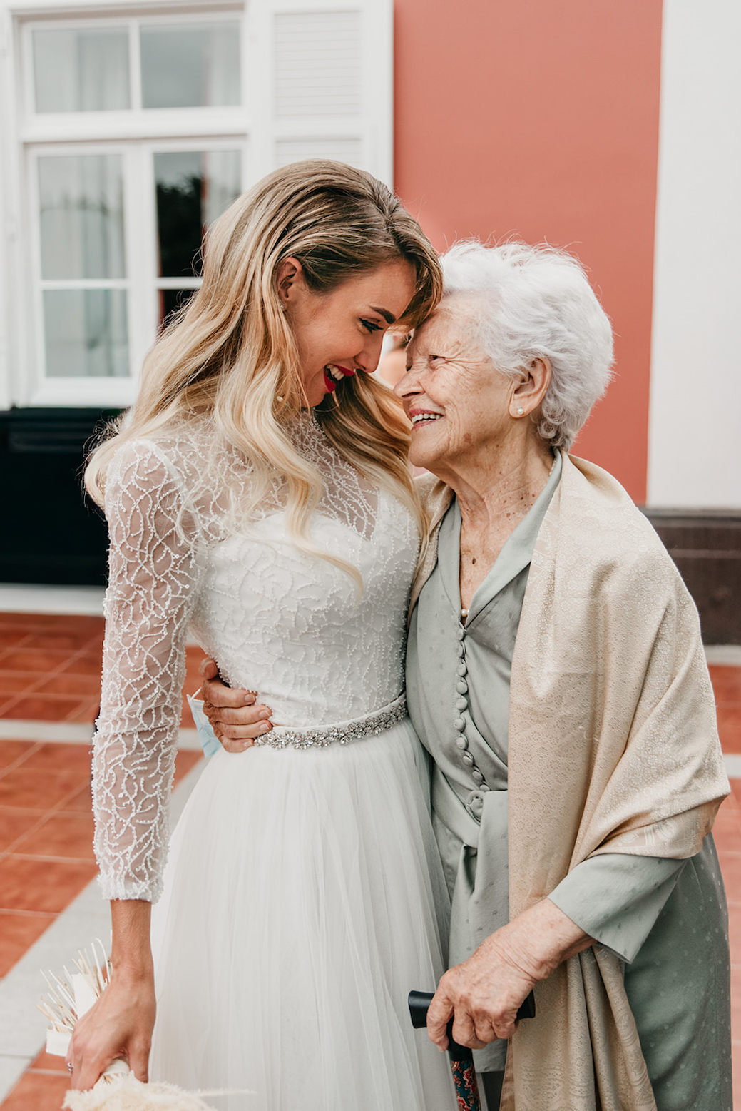 Novia abrazando a un ser querido el día de su boda