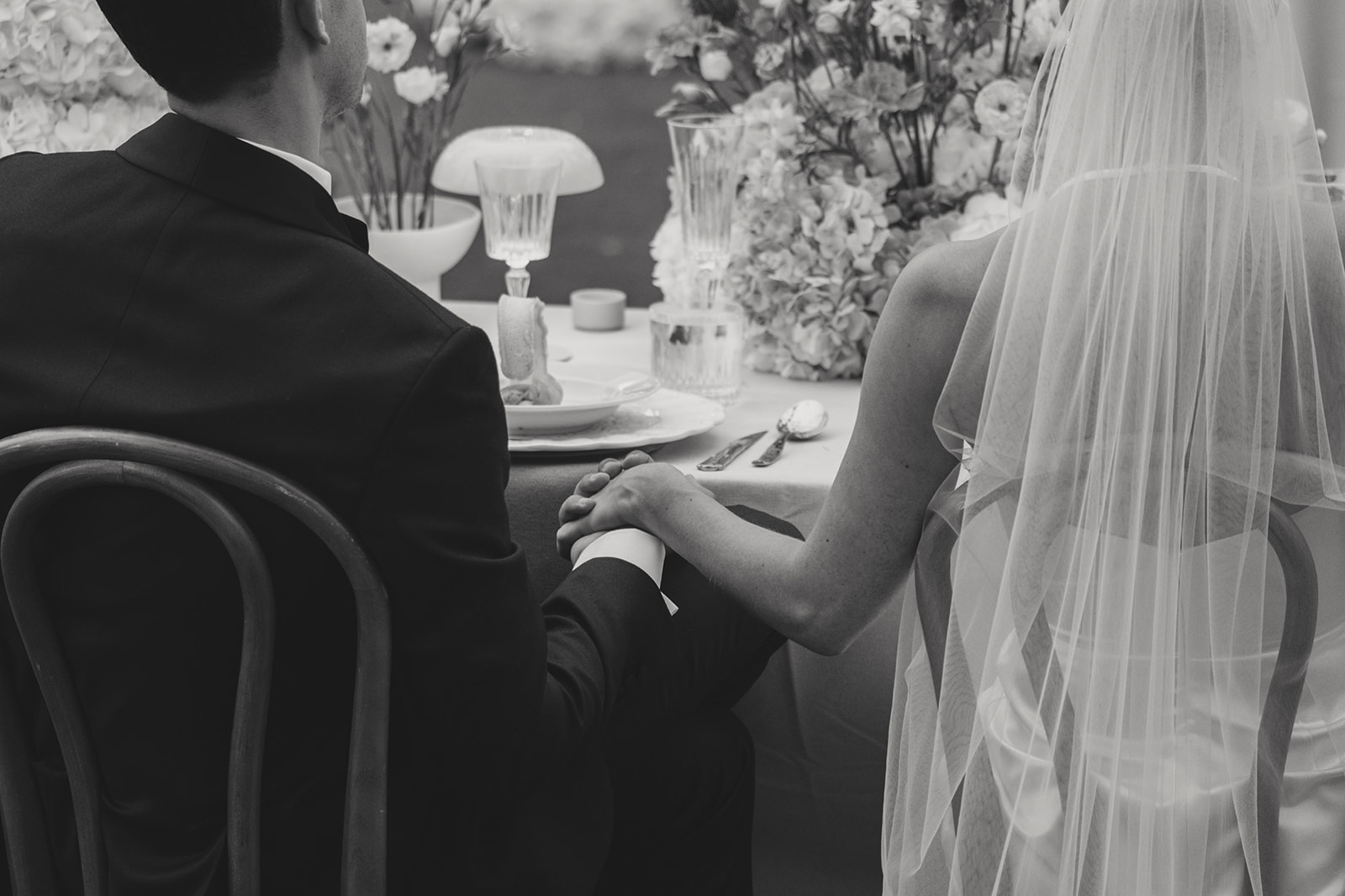Pareja de novios en un momento emotivo, fotografía de Pablo Varela