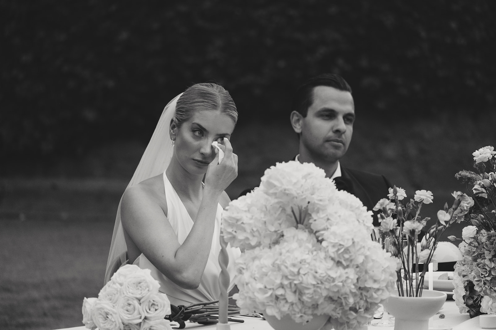 Novios fotografiados con elegancia por Pablo Varela