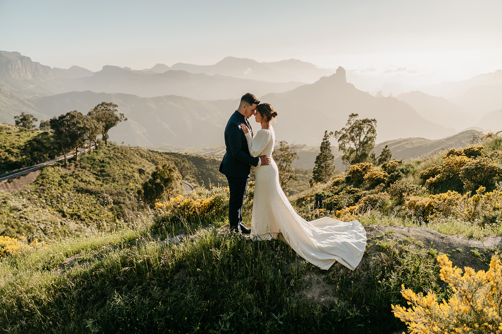 Pareja de novios en un momento emotivo, fotografía de Pablo Varela