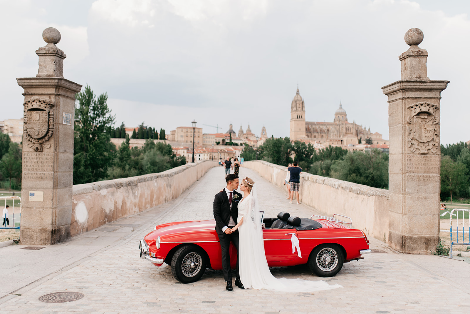 Pareja de novios en un momento elegante y natural, fotografiados por Pablo Varela