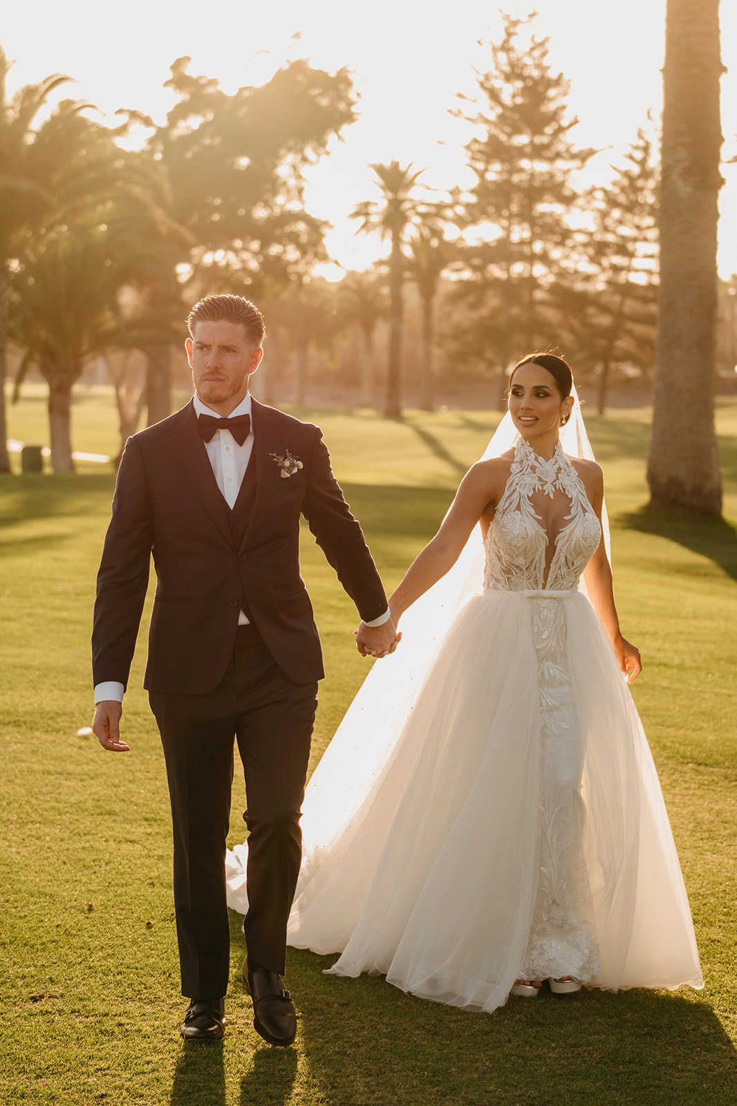 Novios caminando al atardecer el día de su boda